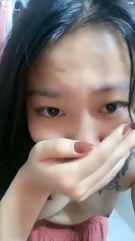 clip sex-Đang live thì nứng quà đè em gái xinh ra địt.